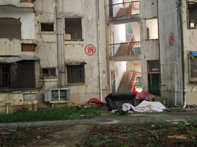 富联登录：深圳一旧改项目安置费停发半年，有居民选择搬回30年前的老房子！当地回应：开发商部分银行账户被冻结